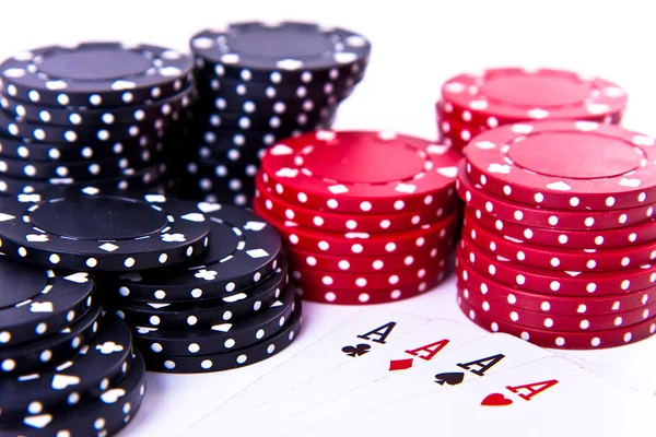 Spielkarten und Pokerchips — Stockfoto