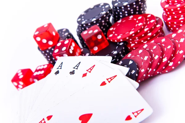 Asse, Würfel und Pokerchips — Stockfoto