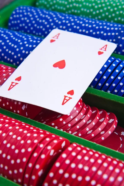 Покерні чіпи з тузом — стокове фото