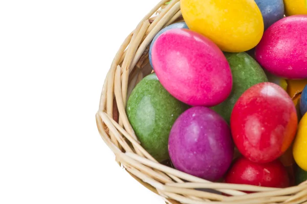 Huevos de Pascua de colores en la cesta —  Fotos de Stock