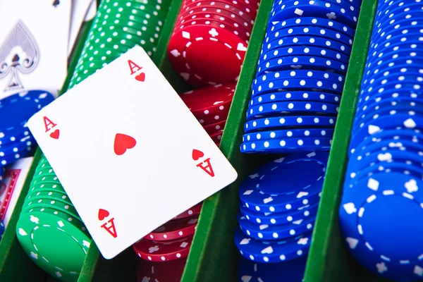 Fichas de poker com ás — Fotografia de Stock