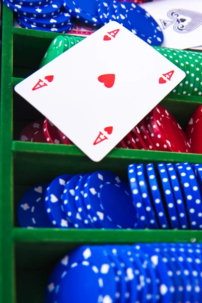Фишки для покера с тузом — стоковое фото