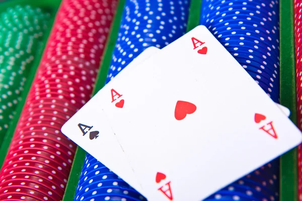Pokerchips mit Ass — Stockfoto
