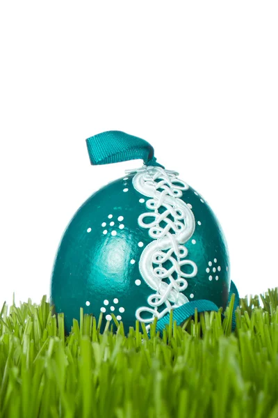Oeuf de Pâques dans l'herbe — Photo