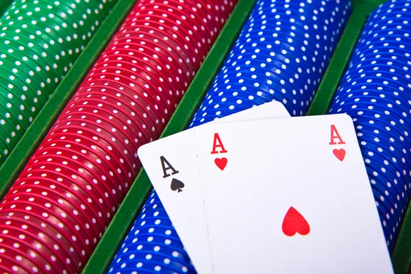 Fichas de poker com ás — Fotografia de Stock