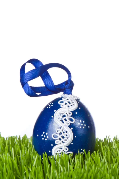Huevo de Pascua en hierba — Foto de Stock