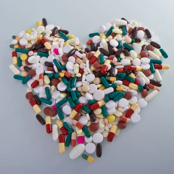 Varias pastillas en forma de corazón — Foto de Stock