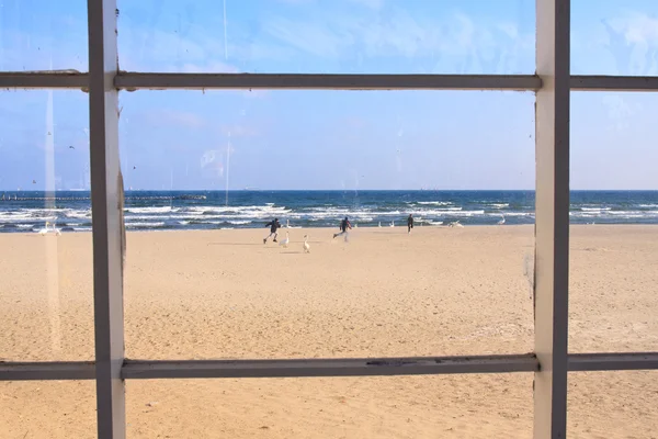 Plaża widok przez okno — Zdjęcie stockowe