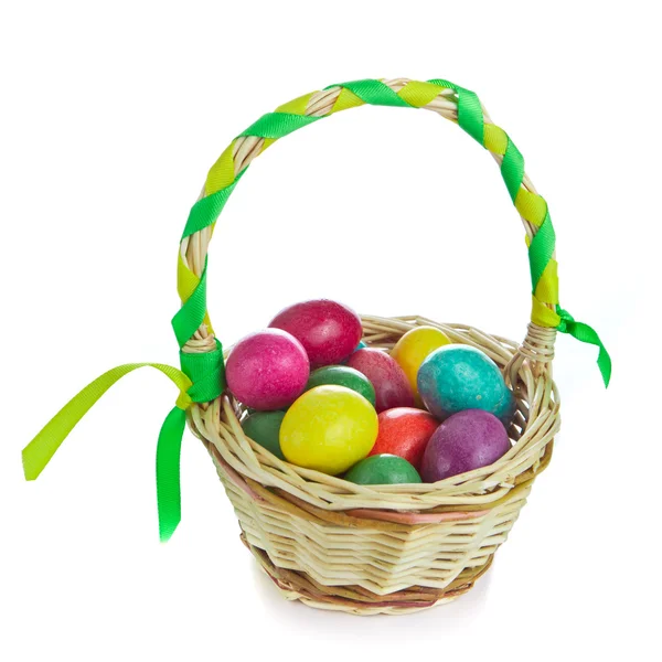 Uova di Pasqua nel cestino — Foto Stock