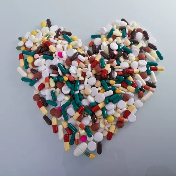 Varias pastillas en forma de corazón — Foto de Stock