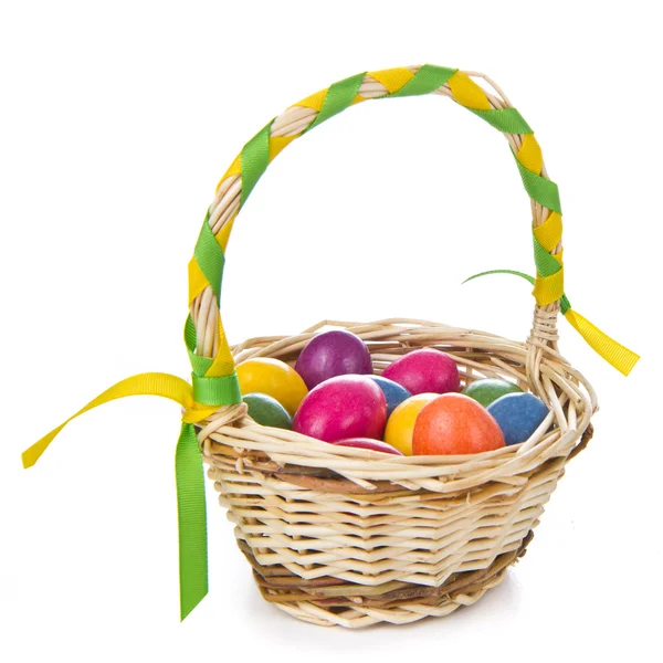 Huevos de Pascua en cesta — Foto de Stock