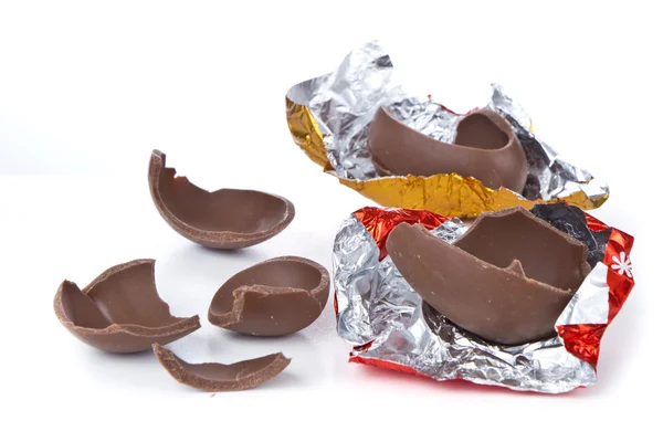 Pęknięty jajka z czekolady — Zdjęcie stockowe