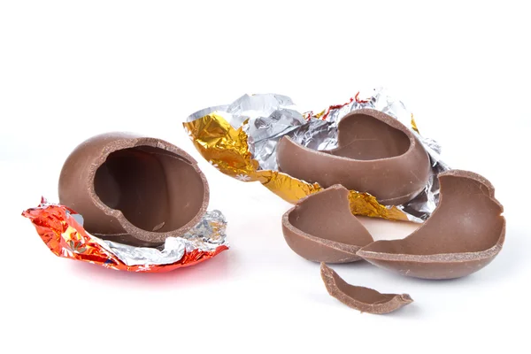 チョコレートの卵をクラック — ストック写真