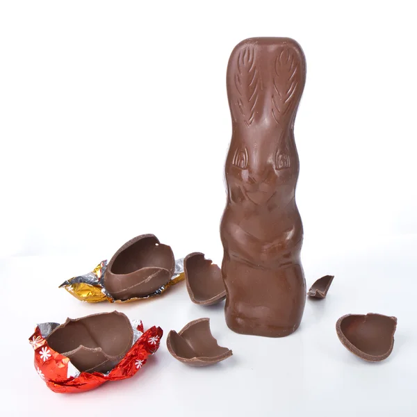 Conejo de Pascua con huevo agrietado —  Fotos de Stock