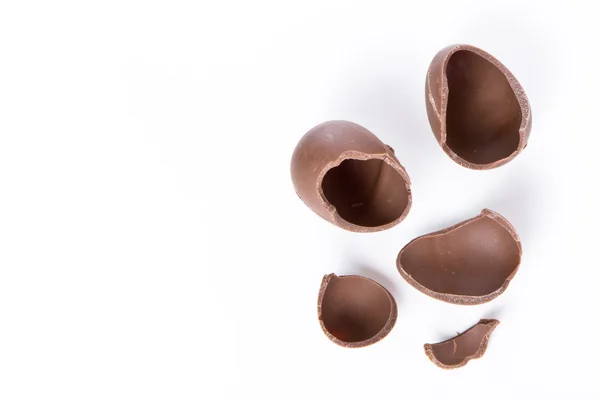 Ovo de chocolate rachado — Fotografia de Stock