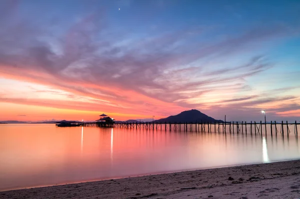 Puesta de sol en la isla de Kanawa, Indonesia — Foto de Stock