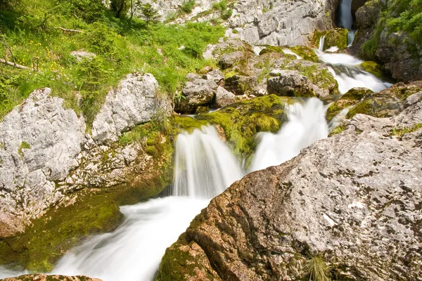 Een berg waterval in slovenia — Stockfoto