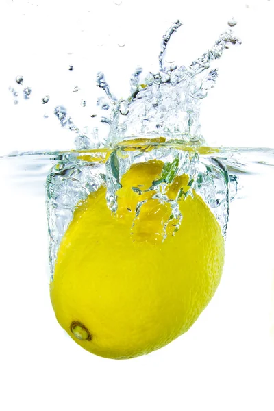 Zitrone im Wasser Stockbild
