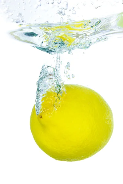 Zitrone im Wasser Stockfoto