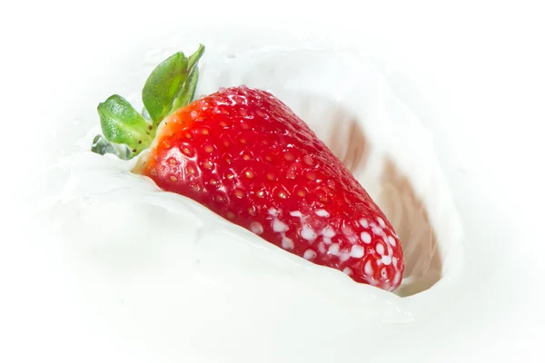 草莓溅到牛奶中 — 图库照片