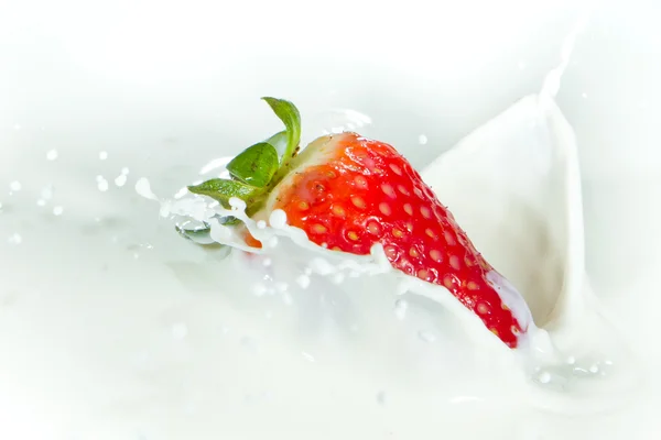 Fragola spruzzando nel latte — Foto Stock