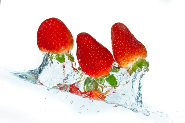 Fresa en el agua — Foto de Stock