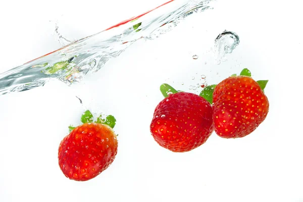 물 속의 딸기 — 스톡 사진