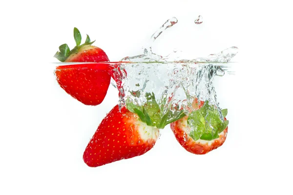 草莓在水里 — 图库照片