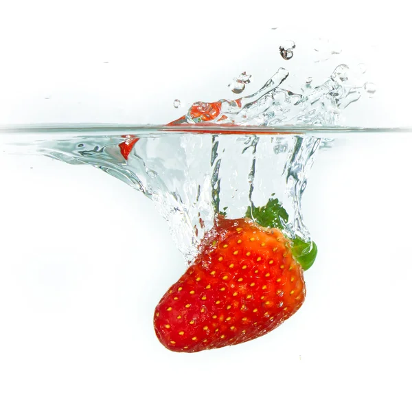 물 속의 딸기 — 스톡 사진