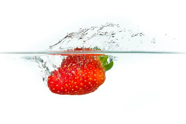 Φράουλα στο νερό — Φωτογραφία Αρχείου
