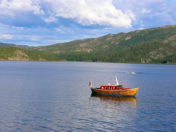 ノルウェーの山の湖での木造漁船 — ストック写真