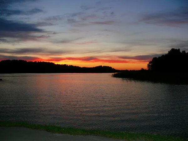 Sonnenuntergang auf dem See — Stockfoto
