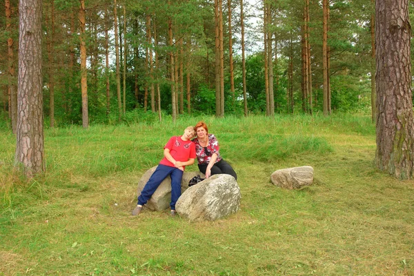 Madre e figlio nel parco — Foto Stock