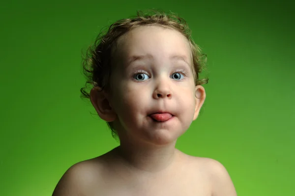 Портрет милого маленького хлопчика, що показує язик — стокове фото