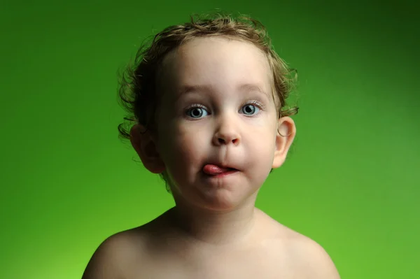 Porträtt av söt liten pojke visar sin tunga — Stockfoto