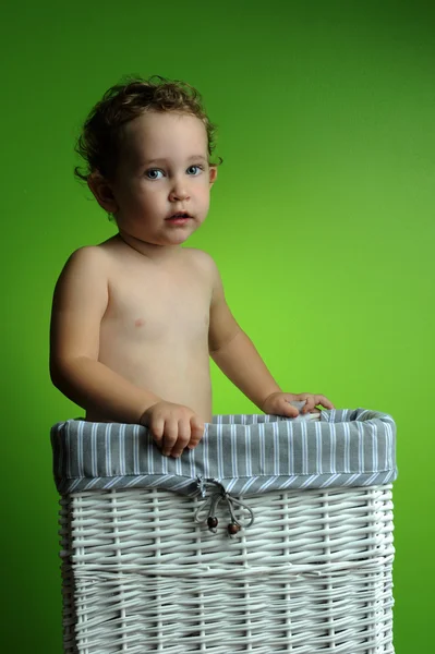 Дитина сидить у кошику — стокове фото