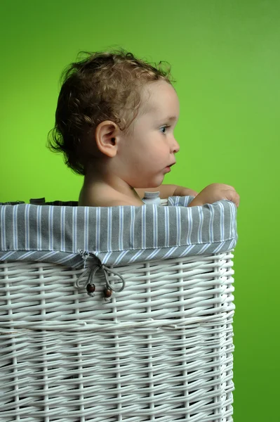 Bebé sentado en una cesta — Foto de Stock