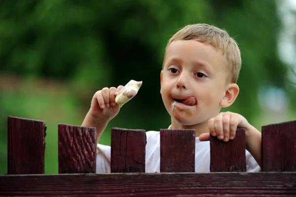 Ένα Νεαρό Αγόρι Που Τρώει Ένα Νόστιμο Παγωτό — Φωτογραφία Αρχείου