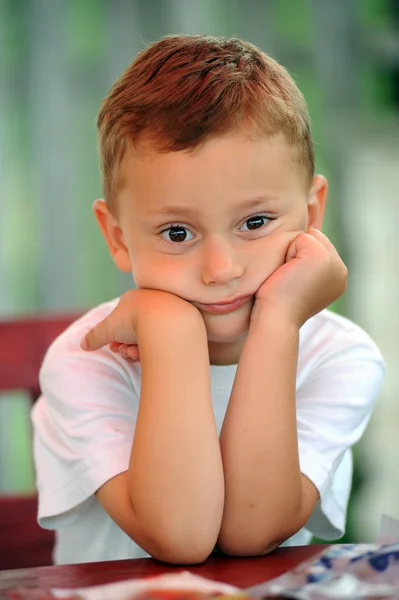 Bedårande Liten Pojke Upprörd — Stockfoto