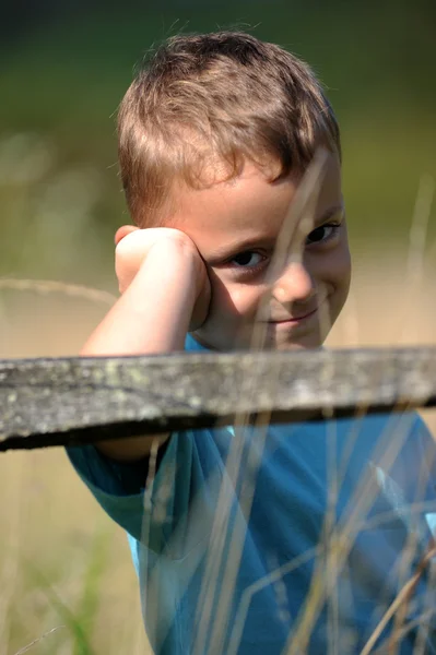 Bedårande Liten Pojke Upprörd — Stockfoto
