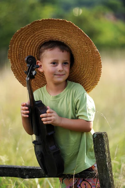 栅栏上演奏小提琴儿童肖像 — 图库照片