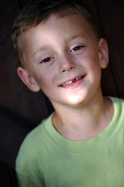 Портрет Маленького Хлопчика Який Посміхається — стокове фото
