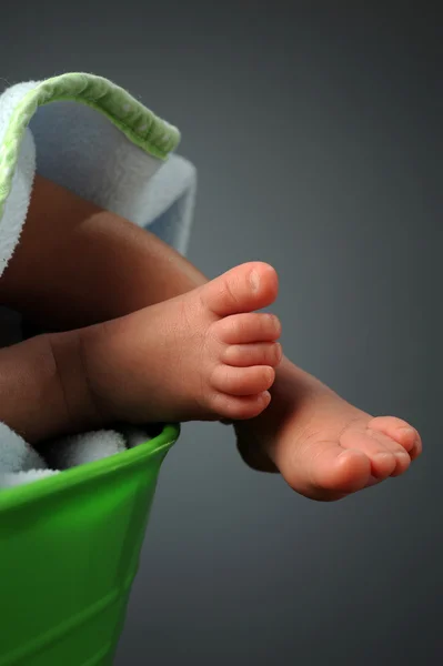 具有一个小婴儿的脚的视图 — 图库照片