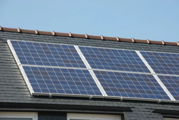 Будинок з сонячними панелями на даху — стокове фото