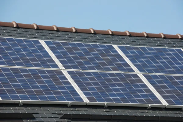Maison avec panneaux solaires sur le toit — Photo