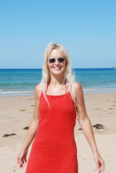 Nő a tengerparton — Stock Fotó