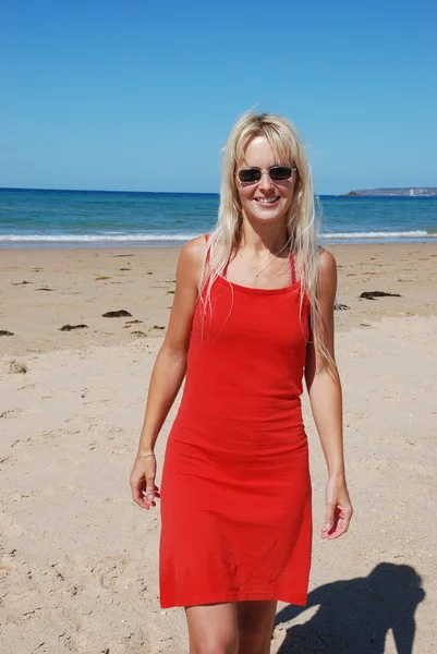 Kvinne på stranden – stockfoto