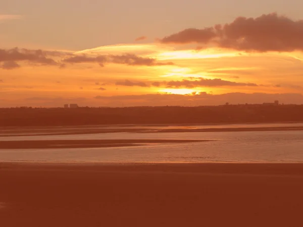 ชายหาดตอนพระอาทิตย์ตก — ภาพถ่ายสต็อก