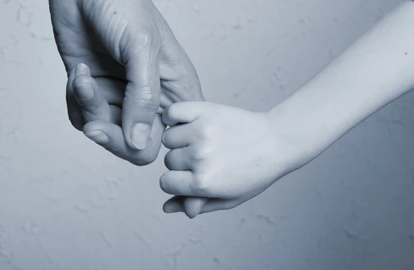Рука вместе любовь знак семьи — стоковое фото