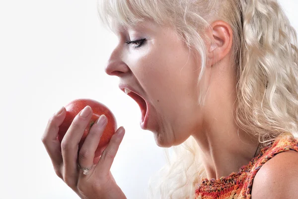 Blon mulher comendo uma maçã — Fotografia de Stock